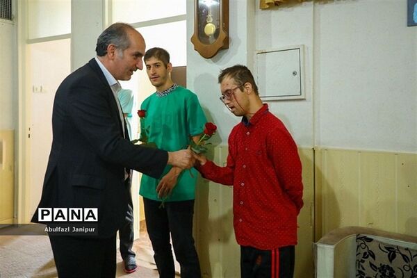 دیدار شهردار فردیس با معلولان ذهنی موسسه خیریه توانبخشی سرای رادمهر