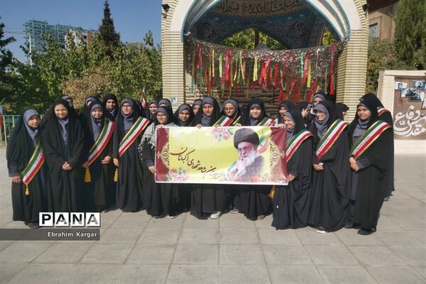 تجدید میثاق دانش‌آموزان مدرسه شاهد شهدای اکباتان با شهید گمنام
