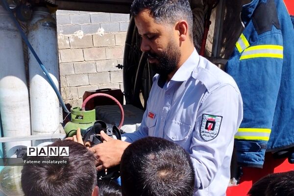 مراسم گرامیداشت روز آتش‌نشان در دبستان دانش رودهن