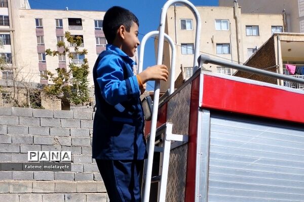 مراسم گرامیداشت روز آتش‌نشان در دبستان دانش رودهن