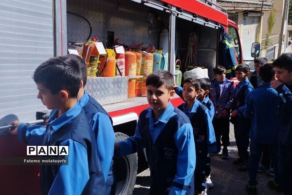 مراسم گرامیداشت روز آتش‌نشان در دبستان دانش رودهن