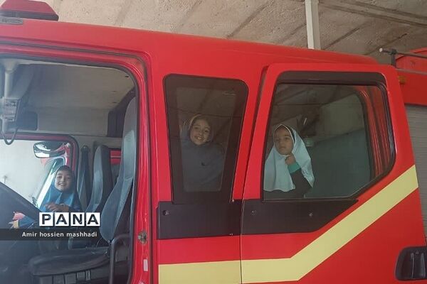 تقدیر از آتش‌نشانان رودهن توسط دانش‌آموزان