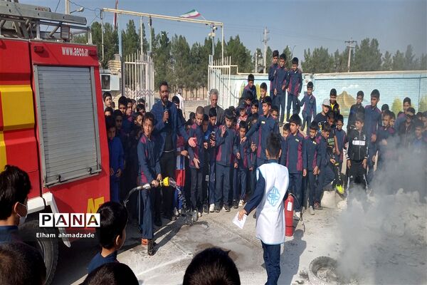 روز آتش‌نشان در دبستان منتظرقائم خاتم
