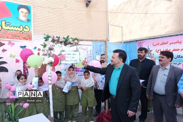 نواختن زنگ جشن عاطفه‌ها در مدارس بهبهان