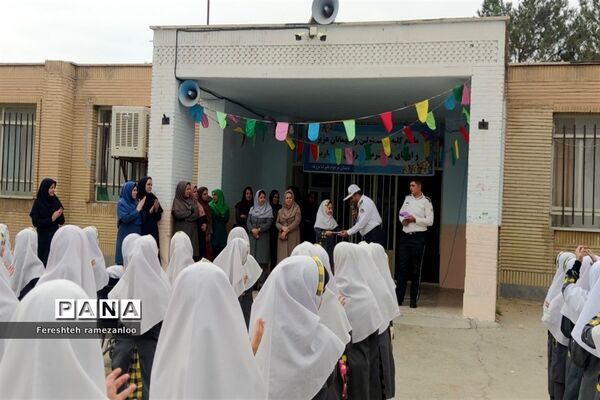 گرامیداشت روز نیروی انتظامی در دبستان دخترانه مزرعه صفادشت
