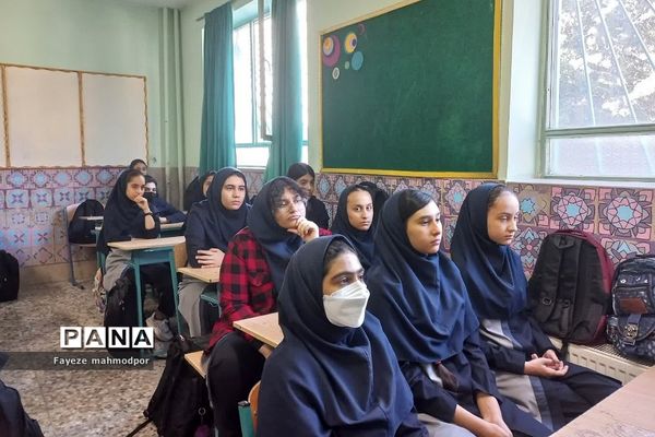 برگزاری نشست بصیرتی ویژه هفته وحدت در دبیرستان آزاده رودهن