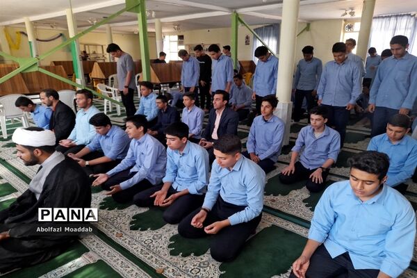 برگزاری نماز جماعت در دبیرستان پسرانه نمونه آیت الله خامنه‌ای کاشمر