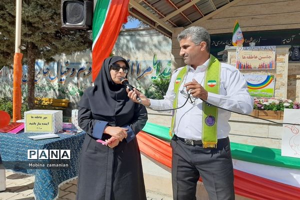 جشن مهر عاطفه‌ها با حضور فرزند شهید در دبیرستان شاهد شهید حمامی