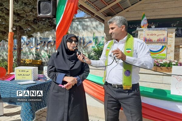 جشن مهر عاطفه‌ها با حضور فرزند شهید در دبیرستان شاهد شهید حمامی