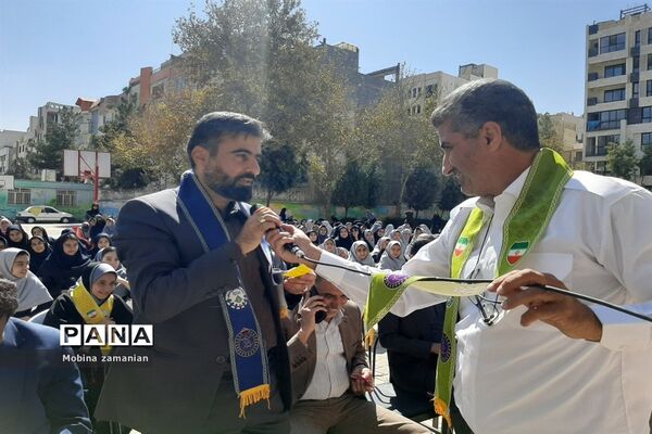 جشن مهر عاطفه‌ها با حضور فرزند شهید در دبیرستان شاهد شهید حمامی