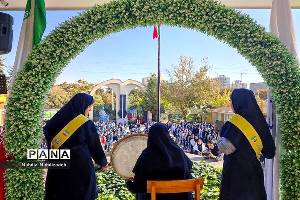 برگزاری جشن هفته وحدت و میلاد با سعادت حضرت محمد و امام جعفر صادق در دبیرستان آرمینه مصلی نژاد