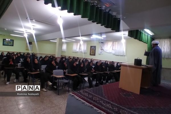 برگزاری کارگاه‌های مهارتی و رفتارهای اجتماعی در هنرستان مبتکران رودهن