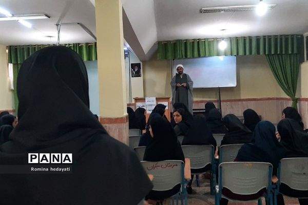 برگزاری کارگاه‌های مهارتی و رفتارهای اجتماعی در هنرستان مبتکران رودهن