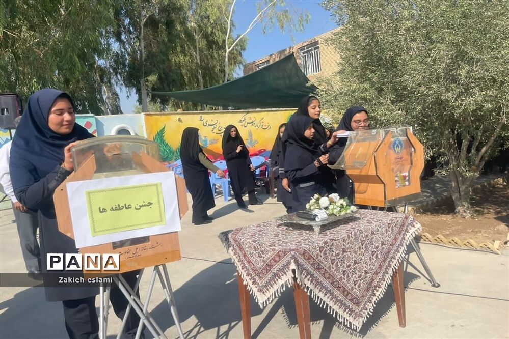 دبیرستان سمیه میزبان جشن عاطفه‌ها در شهرستان خاتم
