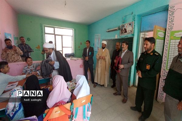 رزمایش شهرستانی اهداء لوازم التحریر به دانش‌آموزان مدارس دهستان سنگر شهرستان فاروج