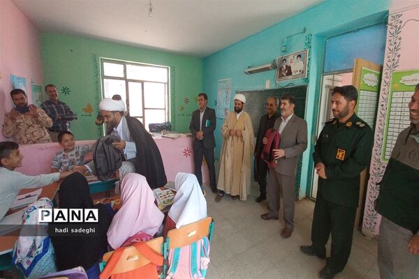 رزمایش شهرستانی اهداء لوازم التحریر به دانش‌آموزان مدارس دهستان سنگر شهرستان فاروج