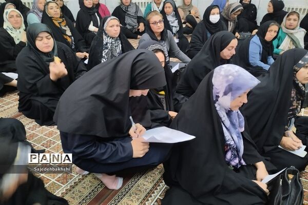 برگزاری جلسه انجمن اولیا در نمازخانه هنرستان حافظ
