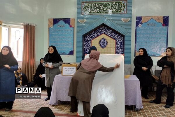 برگزاری جلسه انجمن اولیا در نمازخانه هنرستان حافظ
