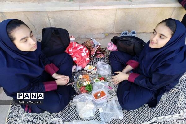 صبحانه وحدت در دبیرستان دخترانه حاج علی اکبر بهادر گراشی ناحیه ۳  شیراز