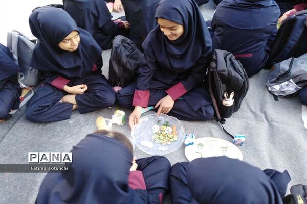 صبحانه وحدت در دبیرستان دخترانه حاج علی اکبر بهادر گراشی ناحیه ۳  شیراز