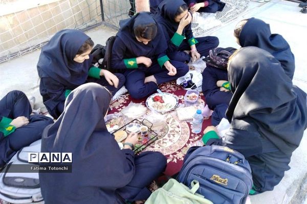 صبحانه وحدت در دبیرستان دخترانه حاج علی اکبر بهادر گراشی ناحیه ۳  شیراز