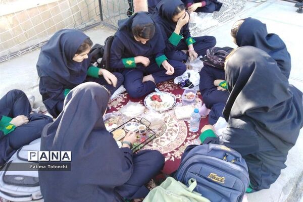 صبحانه وحدت در دبیرستان دخترانه حاج علی اکبر بهادر گراشی ناحیه ۳  شیراز