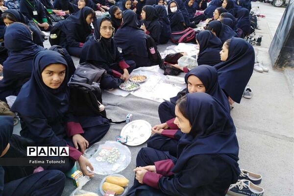 صبحانه وحدت در دبیرستان دخترانه حاج علی اکبر بهادر گراشی ناحیه ۳  شیراز
