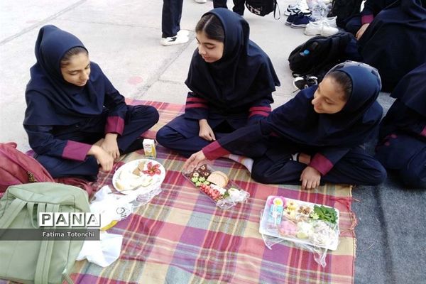 صبحانه وحدت در دبیرستان دخترانه حاج علی اکبر بهادر گراشی ناحیه ۳  شیراز