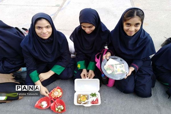 صبحانه وحدت در دبیرستان دخترانه حاج علی اکبر بهادر گراشی ناحیه ۳  شیراز