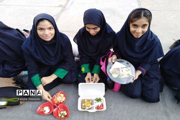 صبحانه وحدت در دبیرستان دخترانه حاج علی اکبر بهادر گراشی ناحیه ۳  شیراز