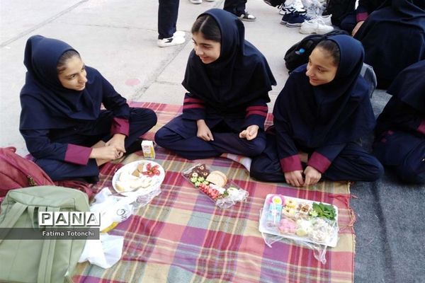 صبحانه وحدت در دبیرستان دخترانه حاج علی اکبر بهادر گراشی ناحیه ۳  شیراز