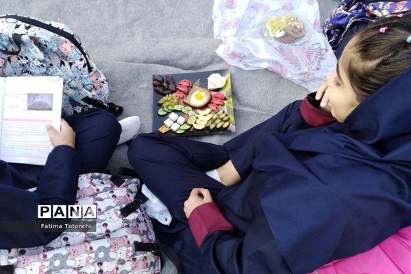 صبحانه وحدت در دبیرستان دخترانه حاج علی اکبر بهادر گراشی ناحیه ۳  شیراز