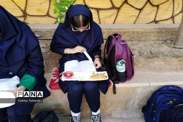 صبحانه وحدت در دبیرستان دخترانه حاج علی اکبر بهادر گراشی ناحیه ۳  شیراز