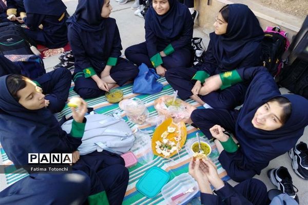 صبحانه وحدت در دبیرستان دخترانه حاج علی اکبر بهادر گراشی ناحیه ۳  شیراز