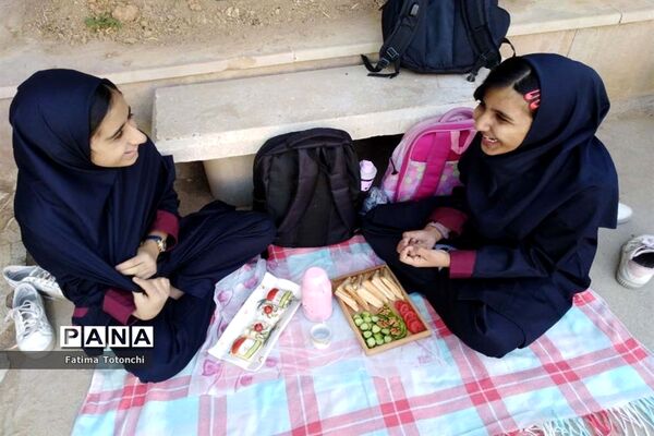 صبحانه وحدت در دبیرستان دخترانه حاج علی اکبر بهادر گراشی ناحیه ۳  شیراز