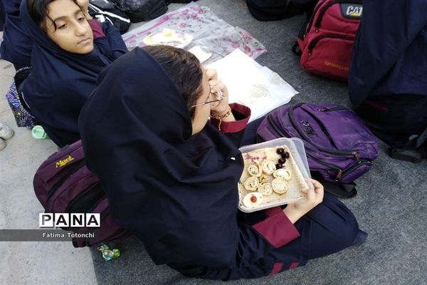 صبحانه وحدت در دبیرستان دخترانه حاج علی اکبر بهادر گراشی ناحیه ۳  شیراز