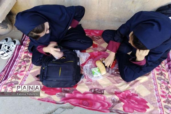 صبحانه وحدت در دبیرستان دخترانه حاج علی اکبر بهادر گراشی ناحیه ۳  شیراز