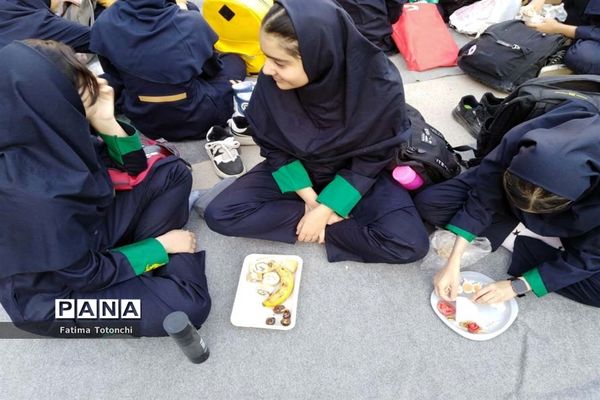 صبحانه وحدت در دبیرستان دخترانه حاج علی اکبر بهادر گراشی ناحیه ۳  شیراز