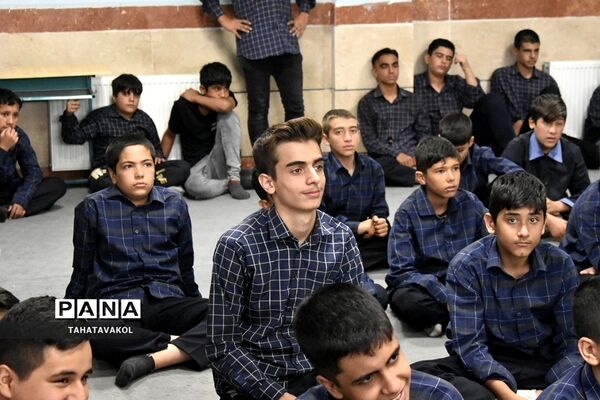 آیین زنگ نماز دانش‌آموزان مدرسه برکت علم بومهن