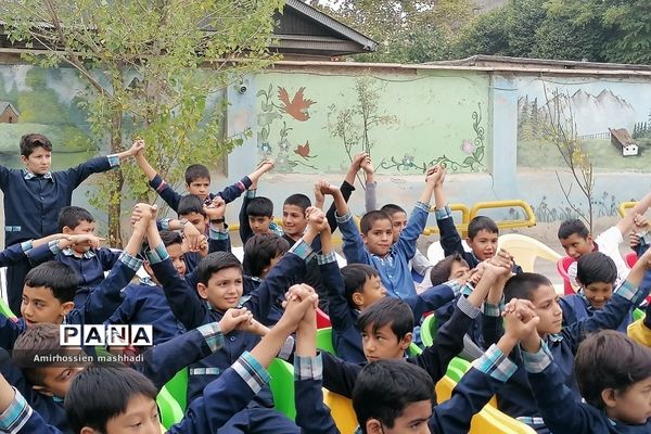 جشن هفته  وحدت در دبستان شهدای کریتون ۲ رودهن