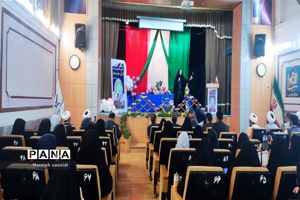 مراسم تجلیل از دانش‌آموزان برگزیده مسابقات قرآن و نماز