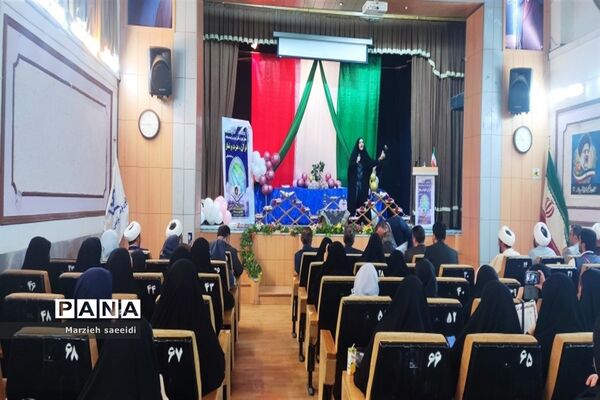 مراسم تجلیل از دانش‌آموزان برگزیده مسابقات قرآن و نماز