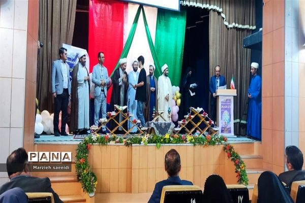 مراسم تجلیل از دانش‌آموزان برگزیده مسابقات قرآن و نماز