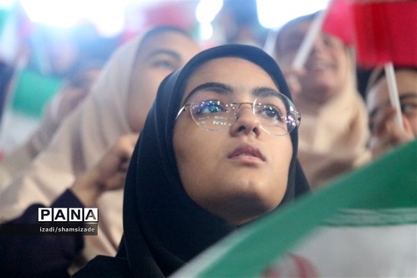 دختران گام دوم انقلاب در جشن نوجوان پلاس