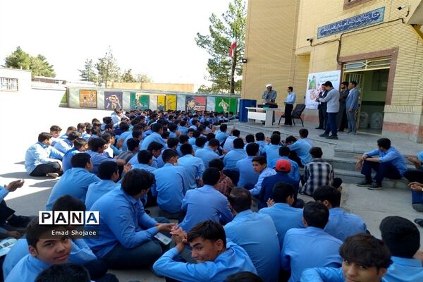 جشن میلاد پیامبر اکرم (ص) در دبیرستان پسرانه نمونه آیت‌الله خامنه‌ای کاشمر