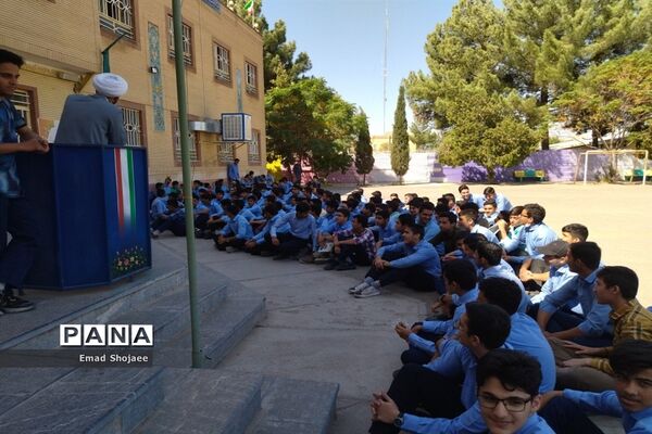جشن میلاد پیامبر اکرم (ص) در دبیرستان پسرانه نمونه آیت‌الله خامنه‌ای کاشمر