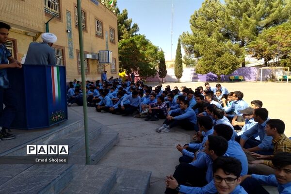 جشن میلاد پیامبر اکرم (ص) در دبیرستان پسرانه نمونه آیت‌الله خامنه‌ای کاشمر