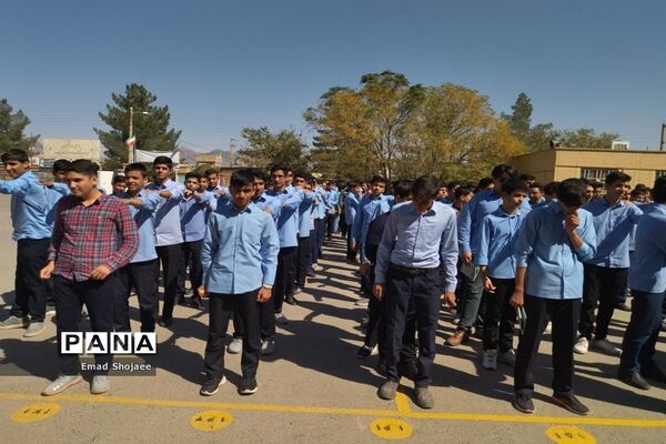 جشن میلاد پیامبر اکرم (ص) در دبیرستان پسرانه نمونه آیت‌الله خامنه‌ای کاشمر