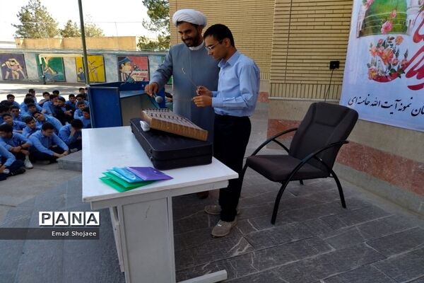 جشن میلاد پیامبر اکرم (ص) در دبیرستان پسرانه نمونه آیت‌الله خامنه‌ای کاشمر
