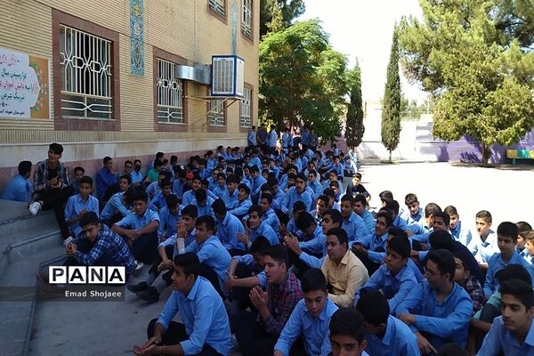 جشن میلاد پیامبر اکرم (ص) در دبیرستان پسرانه نمونه آیت‌الله خامنه‌ای کاشمر